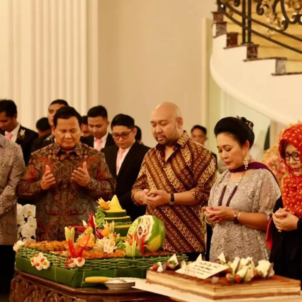 Kasih potongan tumpeng pertama ke Prabowo, begini 9 potret kemeriahan ultah Titiek Soeharto