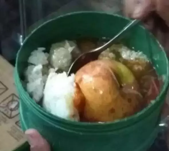 potret kocak pas lagi makan bakso Berbagai sumber