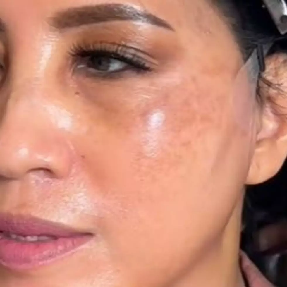 Jadi tampak lebih muda, transformasi makeup wajah ibu-ibu berflek hitam ini auto fresh dan mulus
