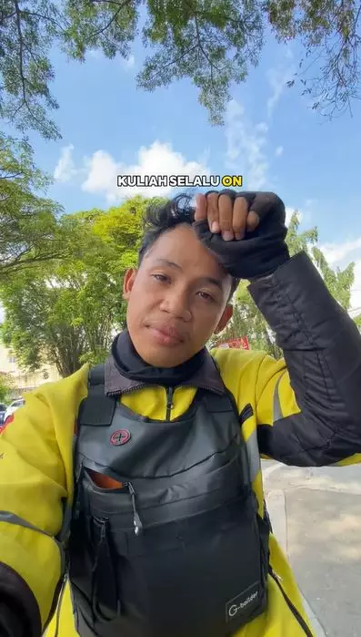 kisah driver ojek online cari uang untuk kuliah TikTok