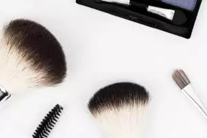 10 Rekomendasi brush makeup set lokal di bawah Rp 200 ribu, lembut dan halus di wajah
