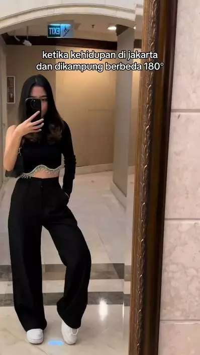 Beda gaya busana cewek pas di Jakarta vs di kampung TikTok Beda gaya busana cewek pas di Jakarta vs di kampung TikTok