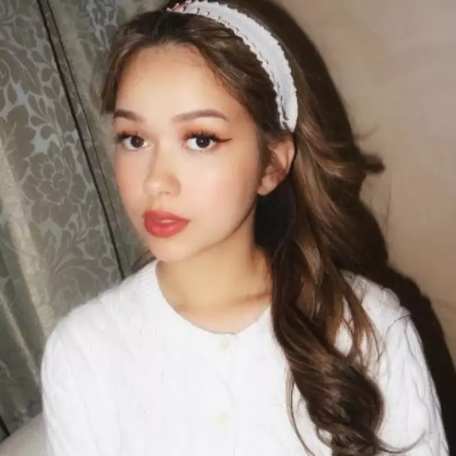 9 Potret penampilan Rebecca Klopper saat jalani umrah, kecantikannya dipuji mirip Dewi Sandra