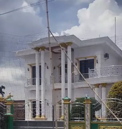 nenek pencari daun ini ternyata sultan di kampung TikTok/@misterkonde3