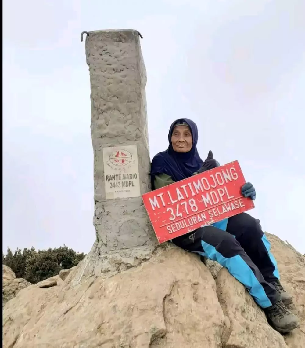 nenek-nenek naik gunung © TikTok