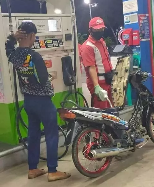 Potret kocak pemandangan saat antre di pom bensin Berbagai sumber Potret kocak pemandangan saat antre di pom bensin Berbagai sumber