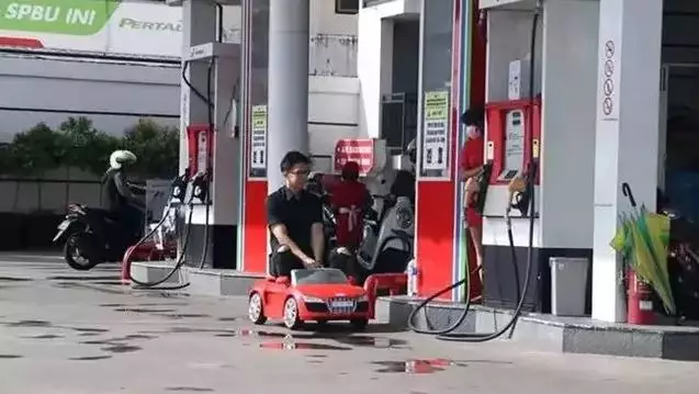 Potret kocak pemandangan saat antre di pom bensin Berbagai sumber Potret kocak pemandangan saat antre di pom bensin Berbagai sumber