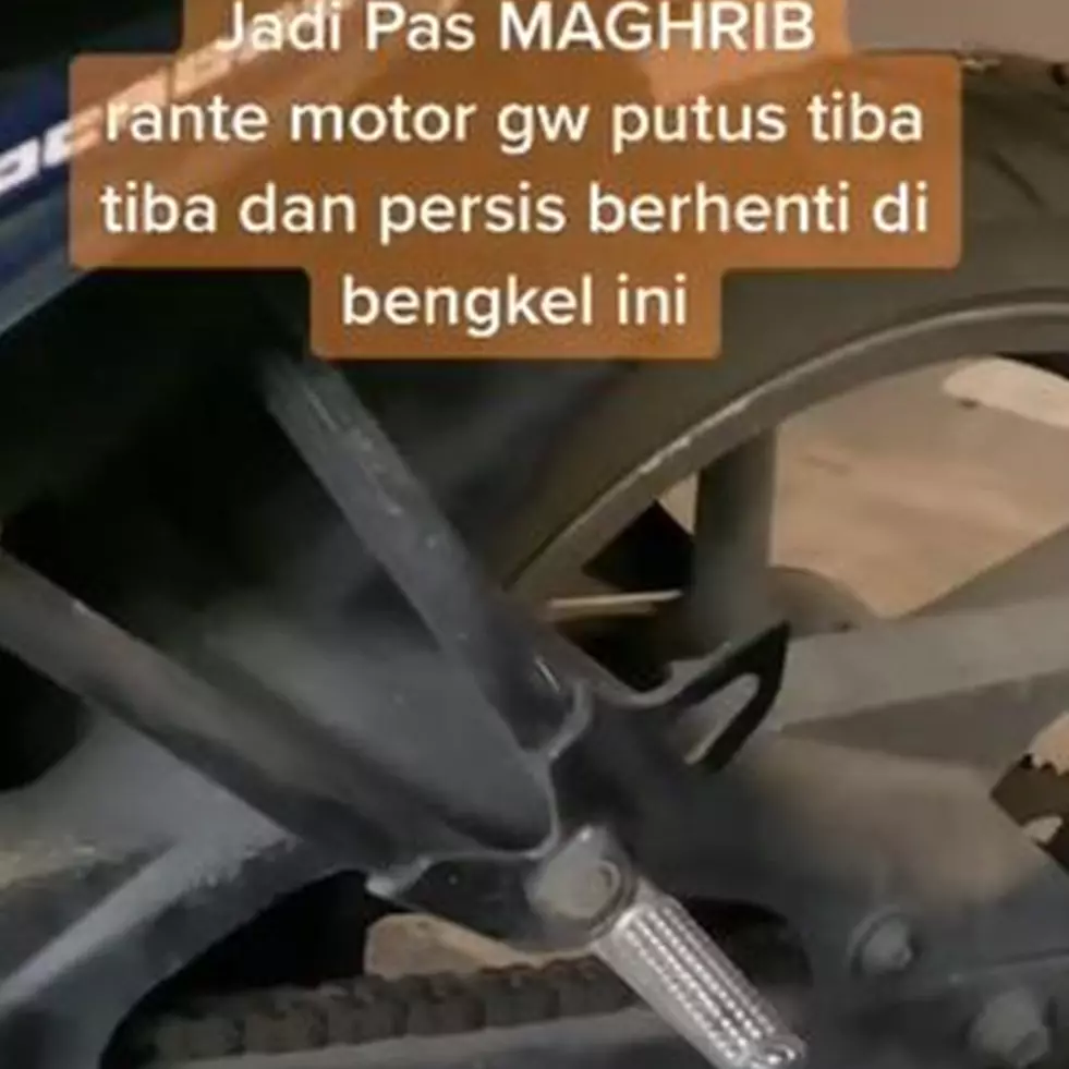 Niat ingin perbaiki rantai motor, cowok ini malah temukan pemandangan dalam bengkel yang bikin 'adem'
