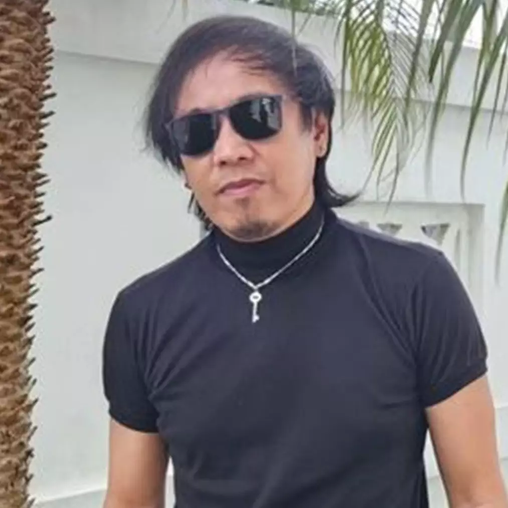 Rumahnya mewah bak hotel bintang 5, ini 7 potret dapur view kolam Ian Kasela manfaatkan bawah tangga