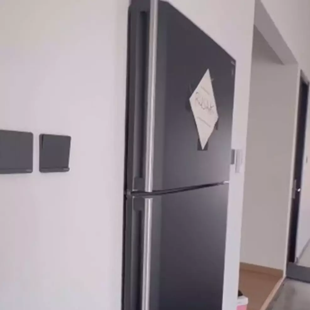 Kulkas rusak ini ternyata dalamnya bisa bikin kaget tamu main ke rumah, kreatif sekaligus absurd