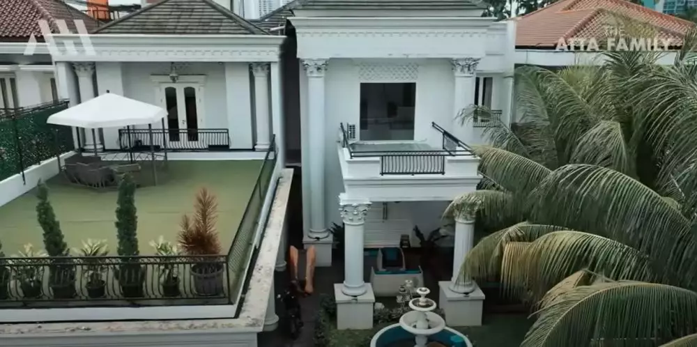 Potret kolam renang Iis Dahlia dilengkapi salon mini © 2024 brilio.net Potret kolam renang Iis Dahlia dilengkapi salon mini © 2024 brilio.net