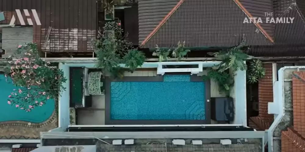 Potret kolam renang Iis Dahlia dilengkapi salon mini © 2024 brilio.net Potret kolam renang Iis Dahlia dilengkapi salon mini © 2024 brilio.net