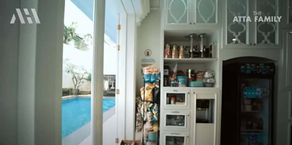 Potret kolam renang Iis Dahlia dilengkapi salon mini © 2024 brilio.net Potret kolam renang Iis Dahlia dilengkapi salon mini © 2024 brilio.net