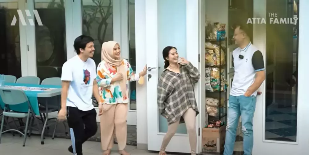 Potret kolam renang Iis Dahlia dilengkapi salon mini © 2024 brilio.net Potret kolam renang Iis Dahlia dilengkapi salon mini © 2024 brilio.net