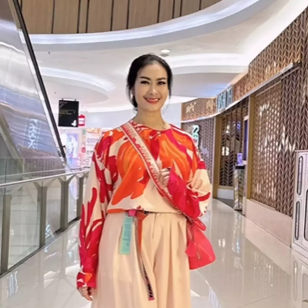 Punya hunian senilai Rp 30 M, ini 9 potret kolam renang Iis Dahlia dilengkapi salon mini