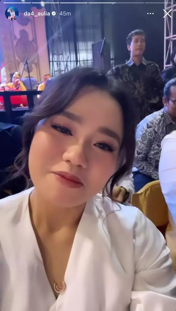 potret 9 seleb di akad nikah Putri Isnari dan Abdul Aziz © berbagai sumber