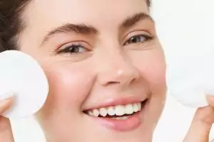 10 Rekomendasi facial cleansing wipes harga di bawah Rp 100 ribu, wajah jadi bersih maksimal