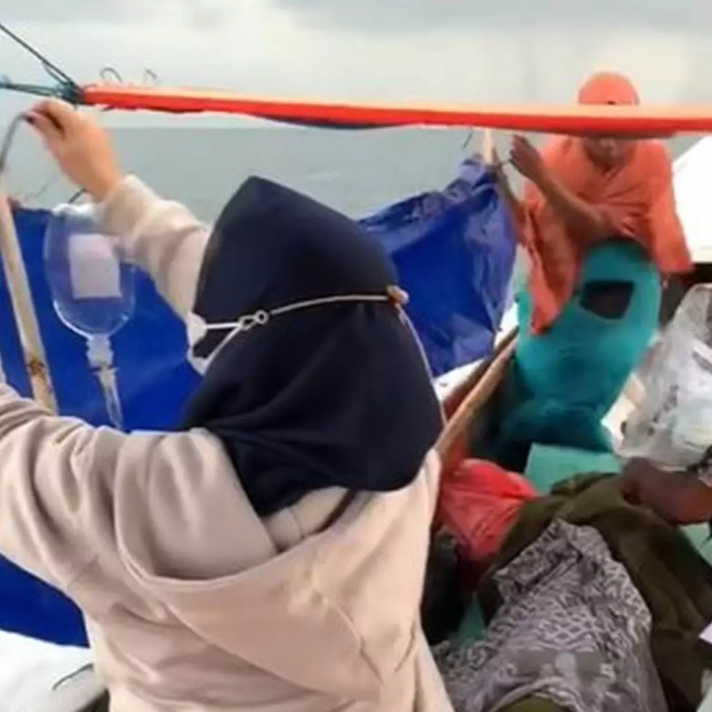 Membelah ombak dan terjang badai agar sampai RS, momen perjuangan bidan tangani pasien ini bikin kagum
