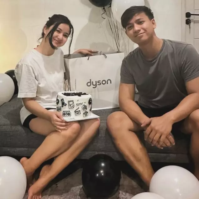 9 Momen Adinda Azani dapat kejutan ulang tahun ke-30 dari suami, tulisan di kuenya bikin mikir keras