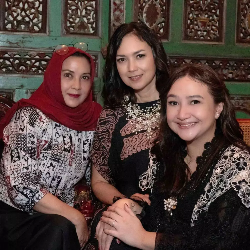 momen Ira Wibowo hadiri pertemuan keluarga anak Katon Bagaskara © 2024 brilio.net