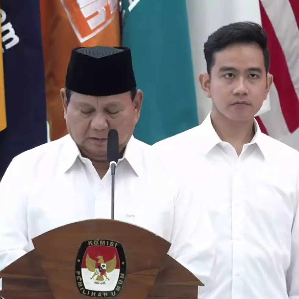 9 Momen penetapan presiden &amp; wakil presiden RI terpilih, Prabowo Subianto peluk 'gemas' Anies Baswedan