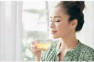 Tanpa produk instan, ini trik bikin minuman kolagen agar wajah awet muda di umur 60-an pakai 2 buah