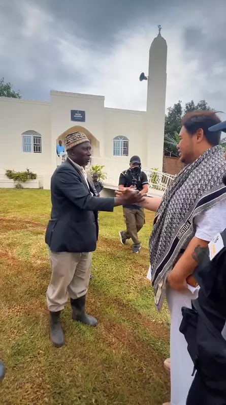 Momen Ivan Gunawan berkunjung ke Uganda, resmikan masjid yang dibangun tanpa kubah © 2024 brilio.net