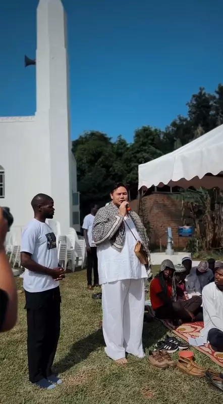 Momen Ivan Gunawan berkunjung ke Uganda, resmikan masjid yang dibangun tanpa kubah © 2024 brilio.net