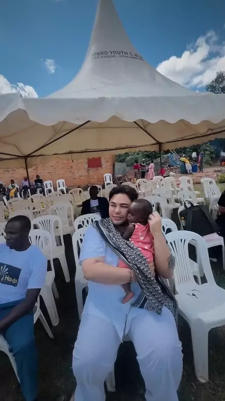 Momen Ivan Gunawan berkunjung ke Uganda, resmikan masjid yang dibangun tanpa kubah © 2024 brilio.net