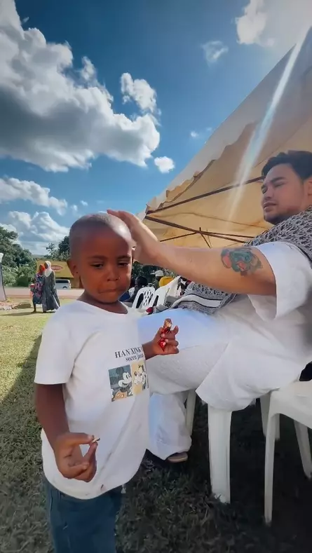 Momen Ivan Gunawan berkunjung ke Uganda, resmikan masjid yang dibangun tanpa kubah © 2024 brilio.net
