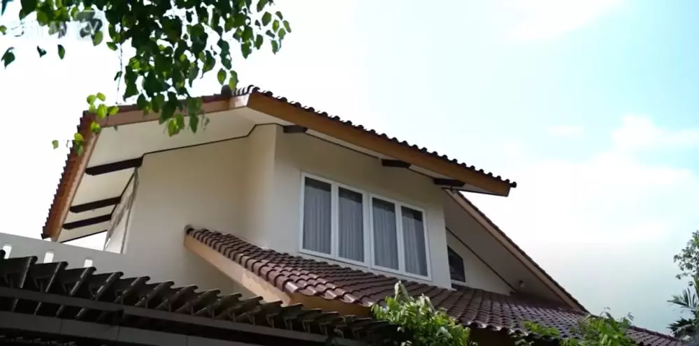 Potret rumah mertua Hesti Purwadinata bernuansa alam © 2024 brilio.net