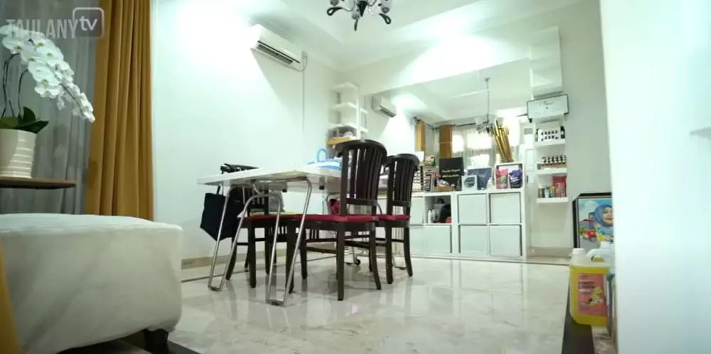 Potret rumah mertua Hesti Purwadinata bernuansa alam © 2024 brilio.net