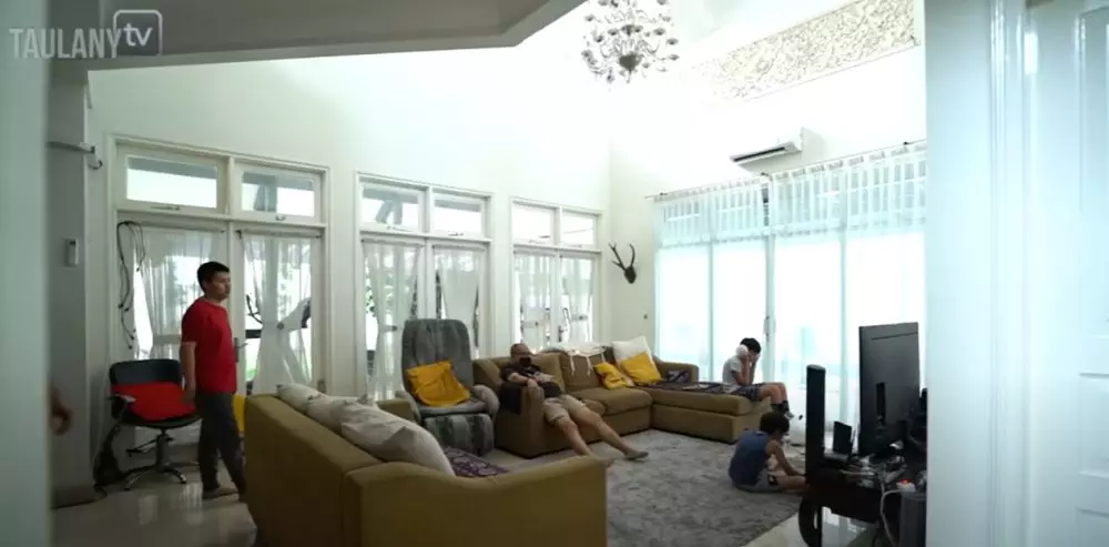 Potret rumah mertua Hesti Purwadinata bernuansa alam © 2024 brilio.net