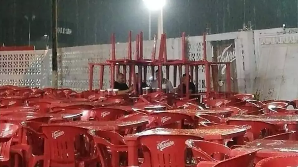 orang berteduh saat hujan ini kreatif pol © 1cak.com