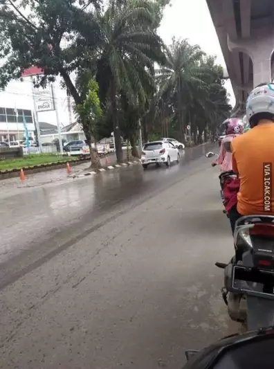 orang berteduh saat hujan ini kreatif pol © 1cak.com