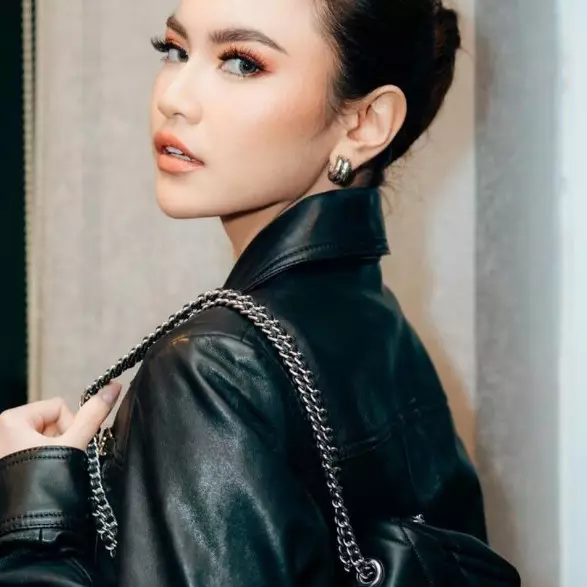 Busananya dinilai saingi pengantin, begini 9 potret Mahalini pakai gaun putih di acara pernikahan