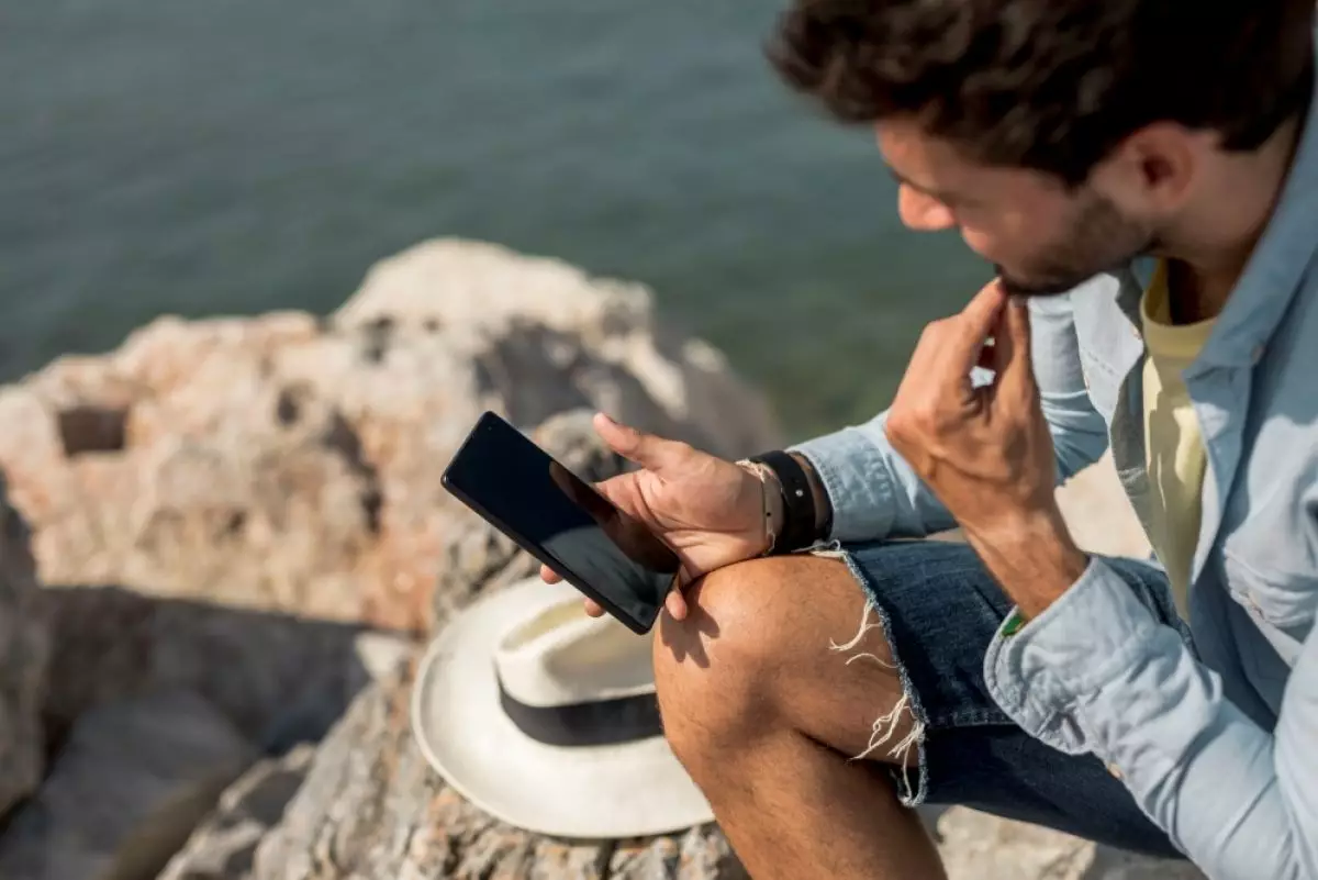 3 Penyebab layar iPhone redup sendiri, begini cara memperbaikinya
