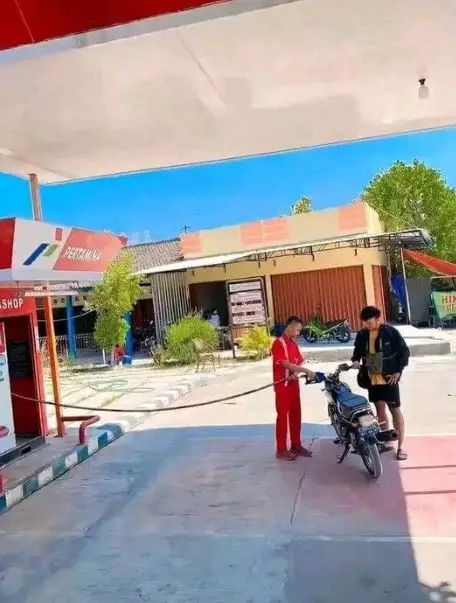 Potret kocak kelakuan absurd orang pas ngisi bensin Berbagai sumber Potret kocak kelakuan absurd orang pas ngisi bensin Berbagai sumber
