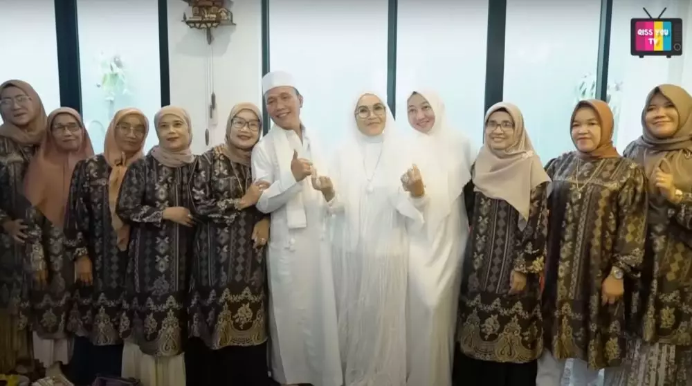 Ayu Ting Ting syukuran rumah baru © 2024 YouTube Ayu Ting Ting syukuran rumah baru © 2024 YouTube