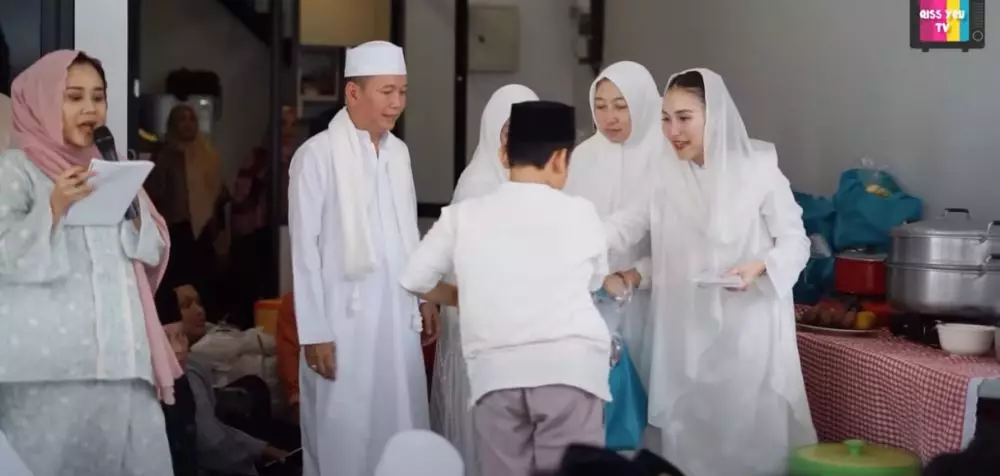 Ayu Ting Ting syukuran rumah baru © 2024 YouTube Ayu Ting Ting syukuran rumah baru © 2024 YouTube