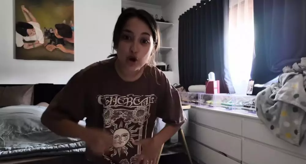 kamar Jennifer Coppen © 2024 Instagram