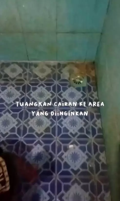 trik basmi kerak kuning di lantai kamar mandi dalam 5 menit © Instagram trik basmi kerak kuning di lantai kamar mandi dalam 5 menit © Instagram