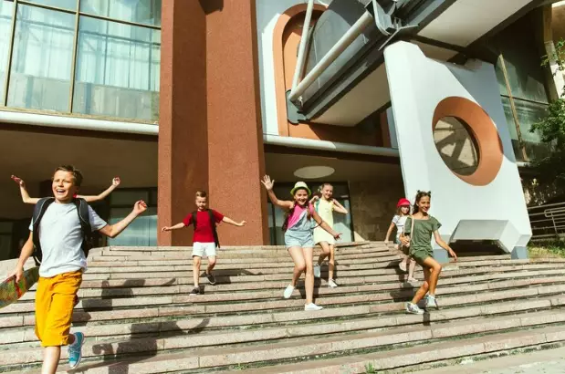 Caption perpisahan sekolah © Freepik Caption perpisahan sekolah © Freepik