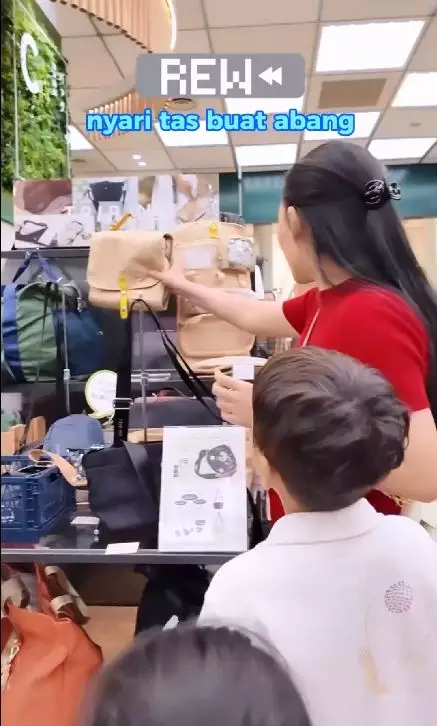 momen rachel vennya belikan tas anak masuk sd © instagram