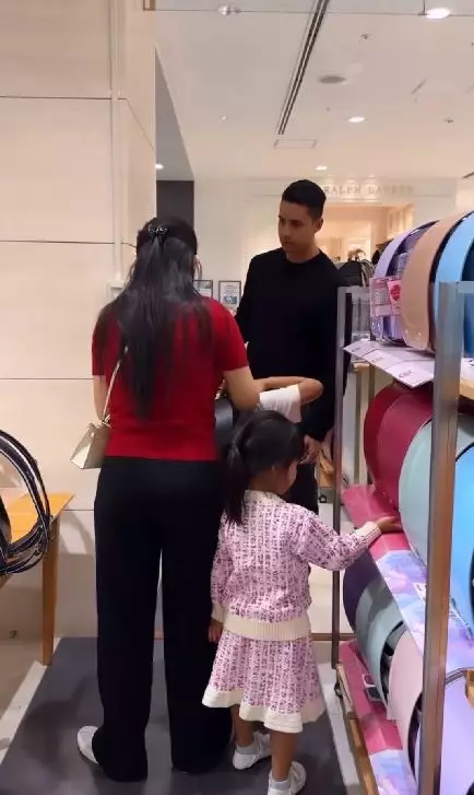 momen rachel vennya belikan tas anak masuk sd © instagram