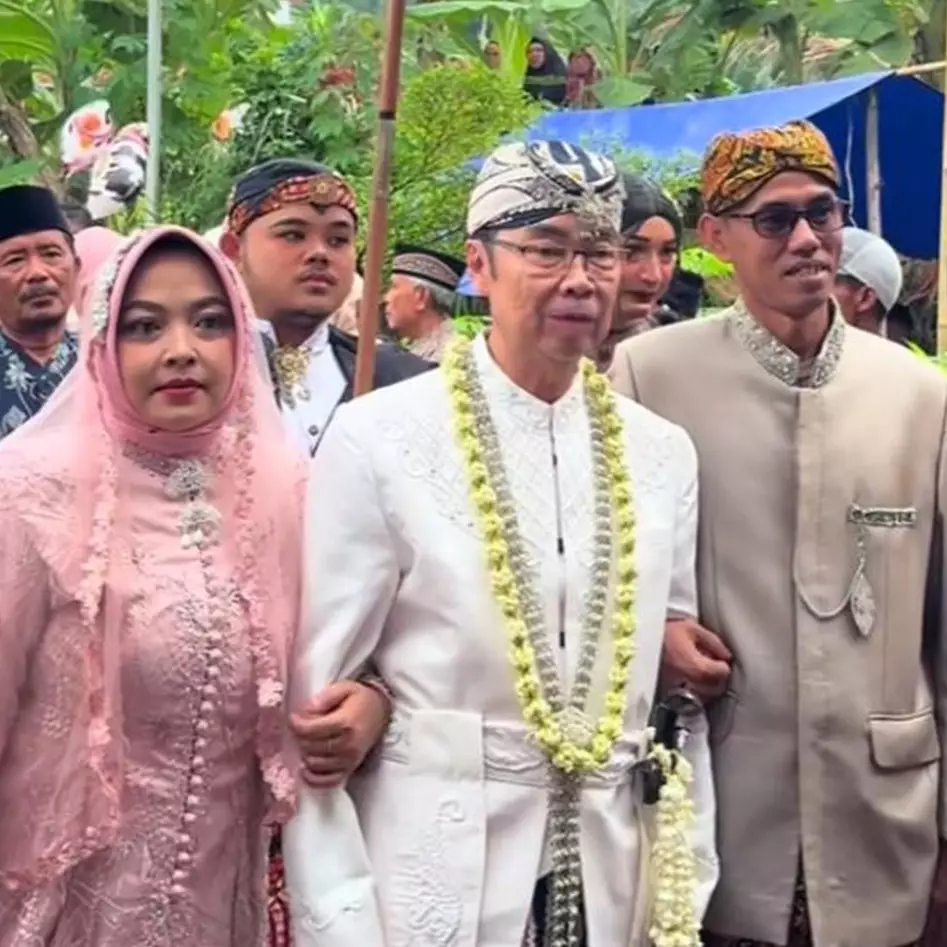 Momen pernikahan pengantin terpaut usia 40 tahun ini sosoknya curi perhatian, begini 8 momennya