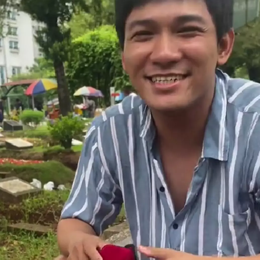 Niatnya ziarah ke makam ibu, wanita ini malah dapat kejutan lamaran dari sang kekasih