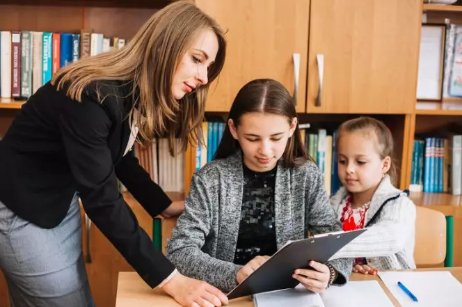 Kata-kata ucapan terima kasih untuk guru © Freepik Kata-kata ucapan terima kasih untuk guru © Freepik