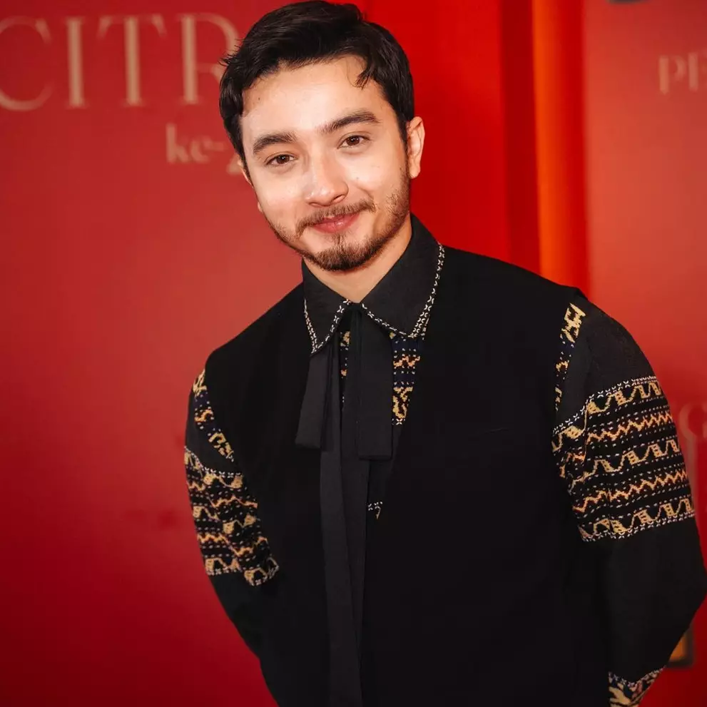 Dapurnya nyempil di bawah tangga, 9 potret tempat memasak Bryan Domani minimalis jauh dari kata mewah