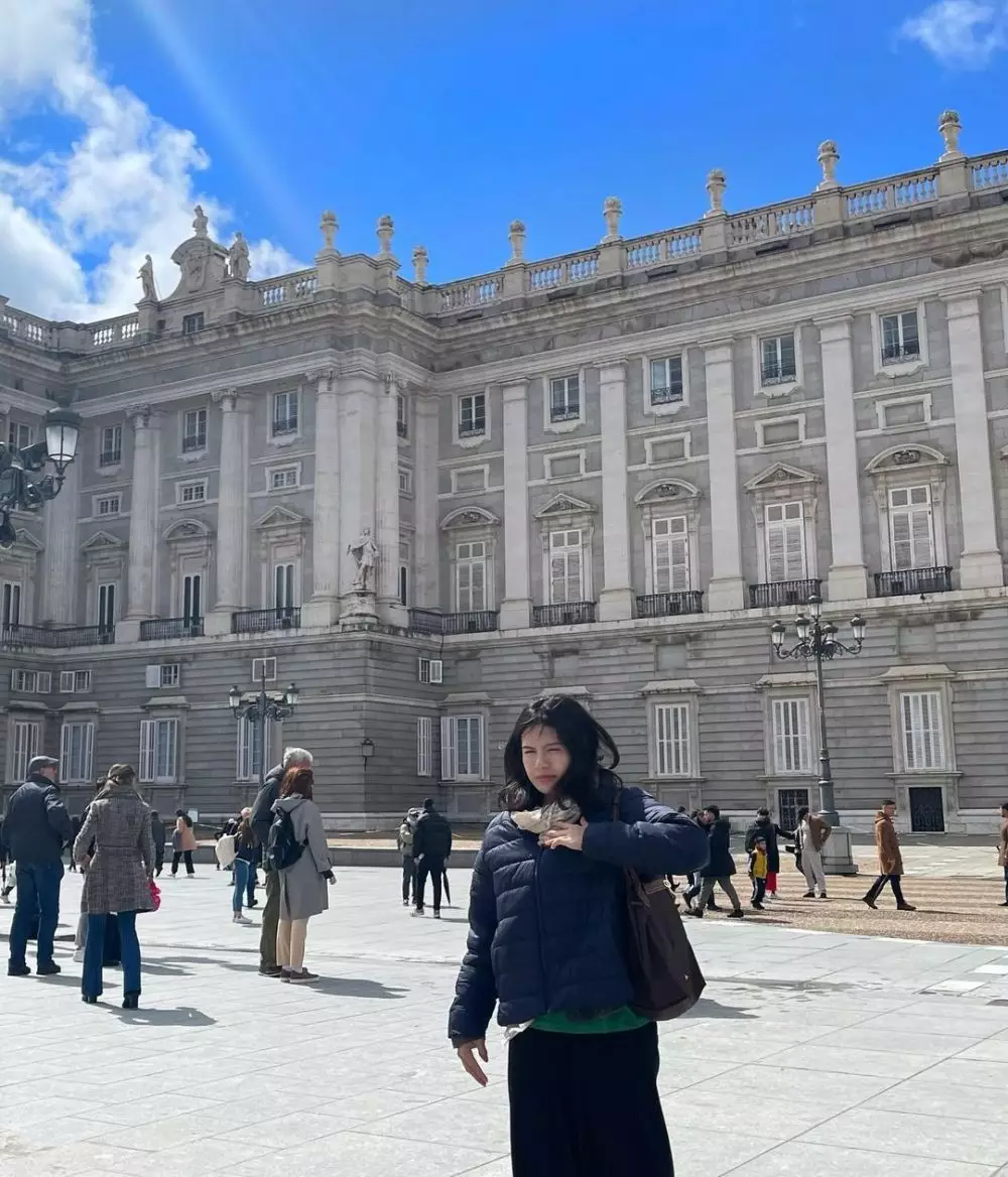 pesona komang ayu di luar lapangan © Instagram